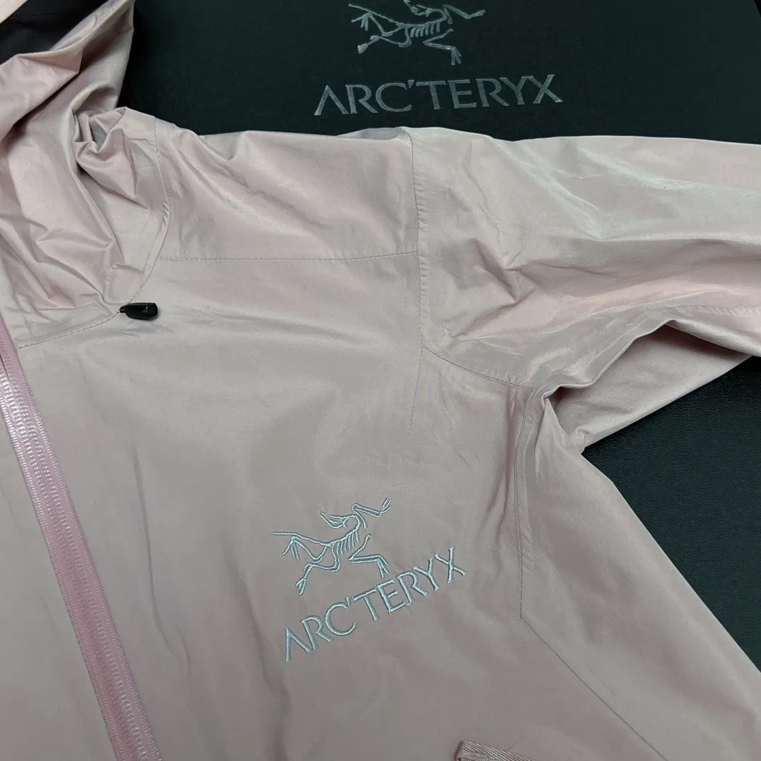 ARC‘TERYX BETA LT GORE-TEX Jacket-Men's Yb 3D ， Tri-Durance ， ） Factory 📃 🔍 ， YKK ， ， ， 。 Beta LT ， 。 bluesign@ N 13LGORE-TEX ， Wear-Resistant， 、 Breathable， 。 Storm Hood™ ， Water Tight™ ， ， ， 。 ，VISLON ， Velcro ， Zip-in， ARC TERYX BETA： 。 LT ： ， Wear-Resistant。 GORE-TEX： 、 、Breathable 。 BRTA LT Arc’teryx ， ， ， 。 ：Black Retro Size：S/M/L/XL/XXL ： 81 83 86 88 90 ：117 122 128 132 136 ： 59 61 64 66 68 ： 53 55 58 60 62 S 80-120 M 110-150 L 140-170 XL 160 XXL 180 os ～